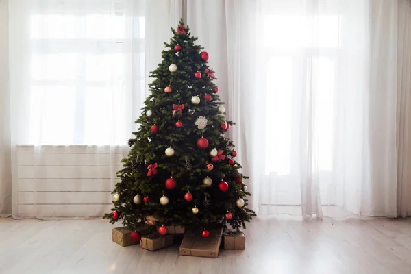 Elegante interior ligero de Navidad con un sillón suave o un sofá decorado con guirnalda. Hogar confortable. —  Fotos de Stock