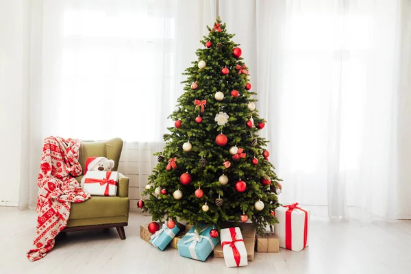 Stilvolles weihnachtliches Interieur mit einem weichen Sessel oder Sofa mit Girlanden verziert. Komfortables Zuhause. — Stockfoto