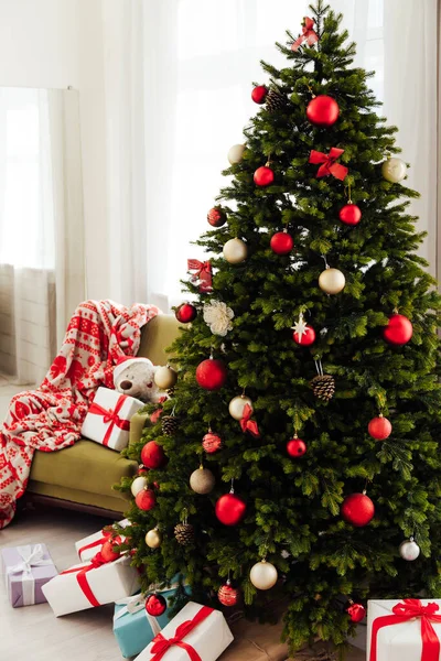 Elegante interior ligero de Navidad con un sillón suave o un sofá decorado con guirnalda. Hogar confortable. —  Fotos de Stock