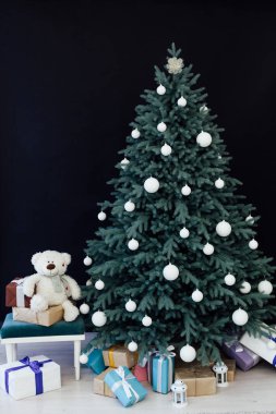 Oturma odasının altında hediyelerle Noel ağacı