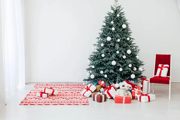 Albero di Natale con regali sotto in salotto — Foto Stock