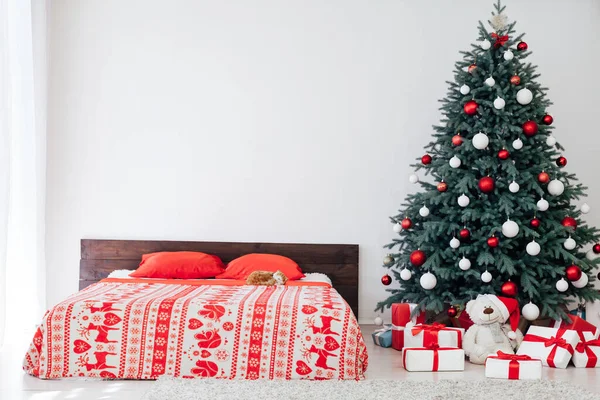 一间宽敞的白色卧室，阁楼风格，装饰着圣诞树 — 图库照片