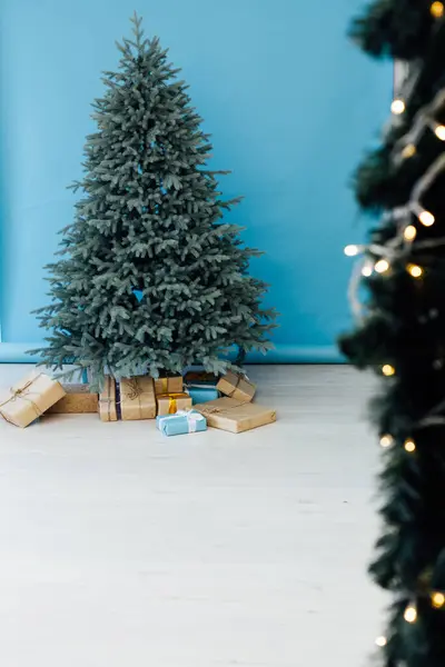 Decoração Árvore de Natal azul com presentes e guirlandas interior ano novo — Fotografia de Stock