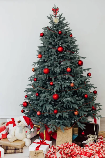 성탄절에 선물과 실내 화랑을 갖춘 크리스마스 트리 장식 — 스톡 사진