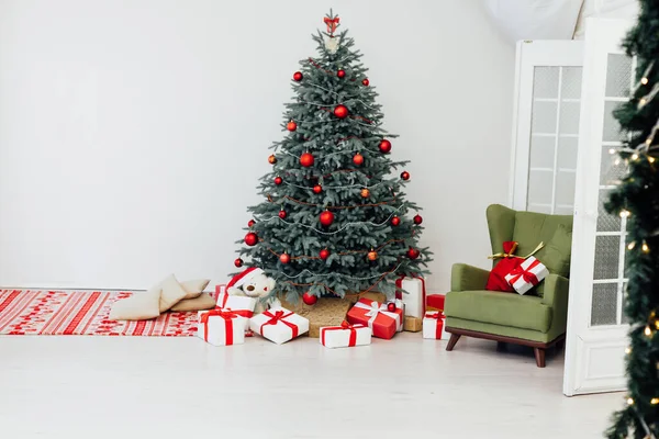 Kerstboom decor dennen met geschenken en bloemenslingers interieur nieuwjaar — Stockfoto