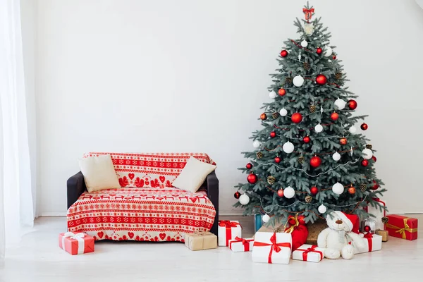 Декор елки сосны с подарками и гирляндами интерьер нового года — стоковое фото