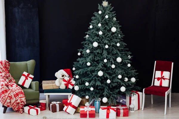Πρωτοχρονιάτικο χριστουγεννιάτικο δέντρο με δώρα και γιρλάντες διακόσμηση εσωτερικό — Φωτογραφία Αρχείου