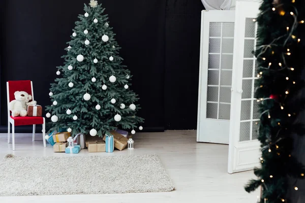 Árvore de Natal de Ano Novo com presentes e guirlandas de decoração interior — Fotografia de Stock