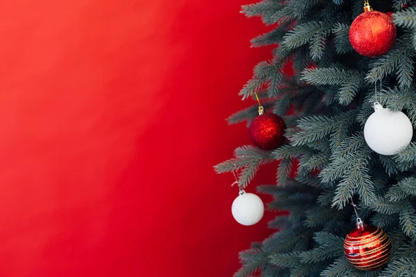 Décor sapin de Noël bleu de Noël avec des cadeaux et des guirlandes nouvel an intérieur — Photo