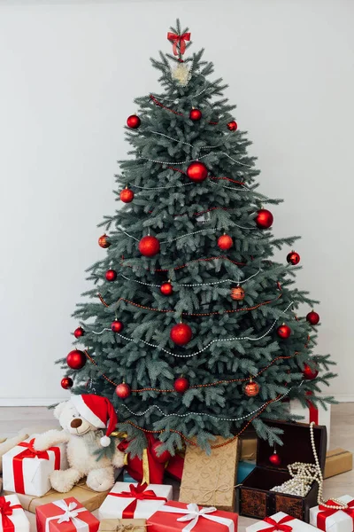 圣诞树装饰与礼物和花环内部新年 — 图库照片