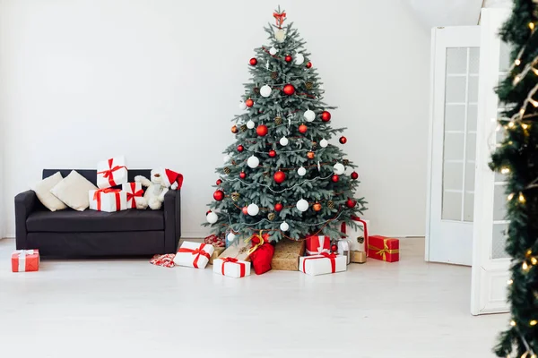 Pinheiro de decoração de árvore de Natal com presentes e guirlandas ano novo interior — Fotografia de Stock