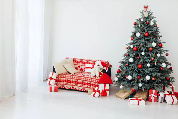 Decoración del árbol de Navidad de pino con regalos y guirnaldas interior año nuevo —  Fotos de Stock