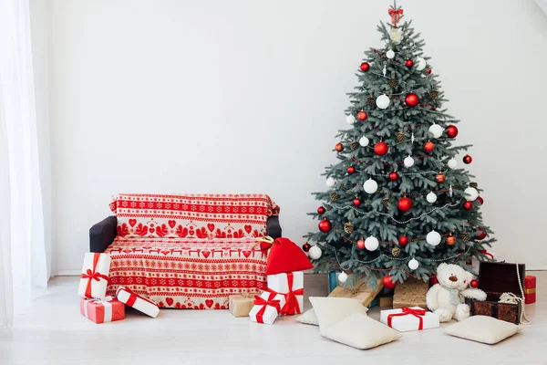 Albero di Natale decorazione pino con regali e ghirlande interno nuovo anno — Foto Stock