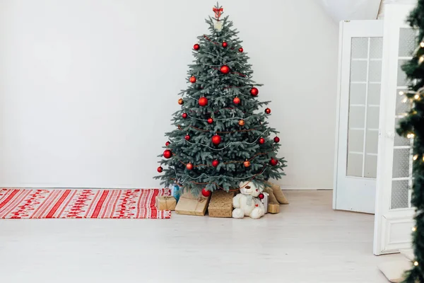 Decorazione dell'albero di Natale con regali e ghirlande interno nuovo anno — Foto Stock