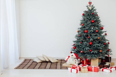 Altında hediyeler olan Noel ağacıyla süslenmiş güzel bir holdiay odası.
