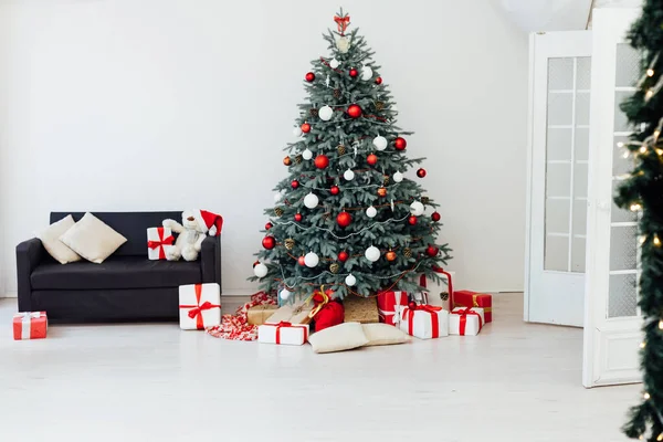 Vackert dekorerat rum med julgran med presenter under — Stockfoto