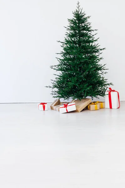Belo quarto decorado holdiay com árvore de Natal com presentes sob ele. Ano Novo fundo — Fotografia de Stock