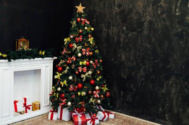 Yeni yıl arifesi güzel, parlak bir yatak odasında..