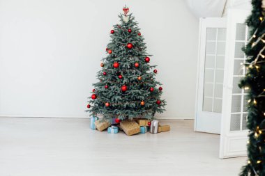 Altında hediyeler olan Noel ağacıyla süslenmiş güzel bir holdiay odası.