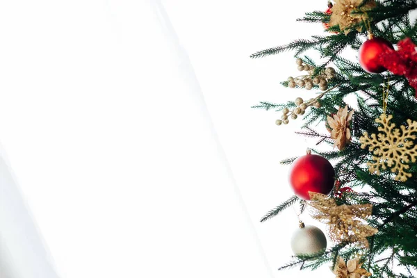 Χριστουγεννιάτικα κλαδιά δέντρου με μπάλες διακόσμηση για το νέο έτος θέση για επιγραφές — Φωτογραφία Αρχείου
