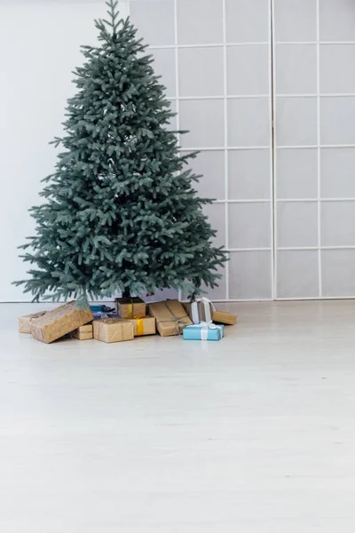 Belo quarto decorado holdiay com árvore de Natal com presentes sob ele — Fotografia de Stock