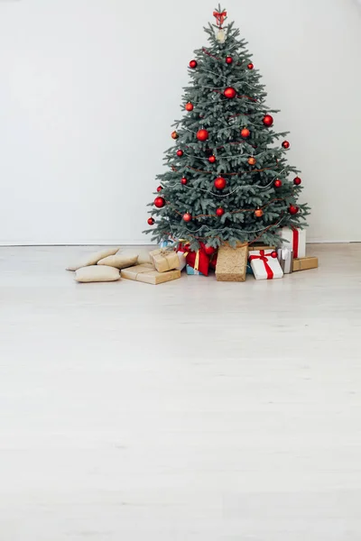 Hermosa habitación decorada Holdiay con árbol de Navidad con regalos debajo de ella — Foto de Stock