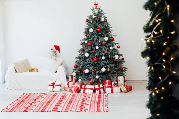 Belo quarto decorado com árvore de Natal com presentes sob ele — Fotografia de Stock