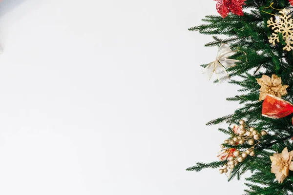 Dekorerat rum med julgran med presenter under — Stockfoto