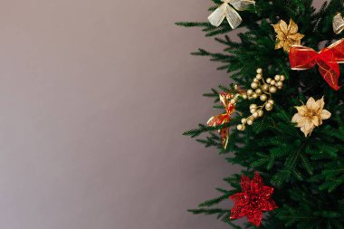 Yeni yıl için dekoru topları olan Noel ağacı dalları yazıtlar için yer