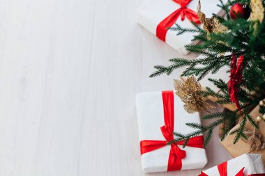 Yeni yıl için dekoru topları olan Noel ağacı dalları yazıtlar için yer