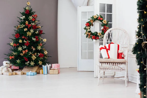 Habitación decorada con árbol de Navidad con regalos debajo de ella — Foto de Stock