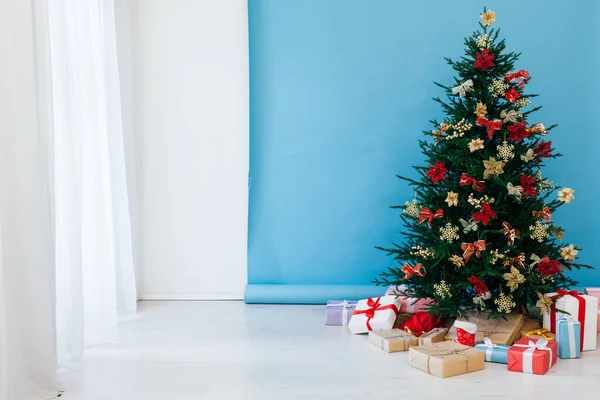 Habitación decorada con árbol de Navidad con regalos debajo de ella —  Fotos de Stock