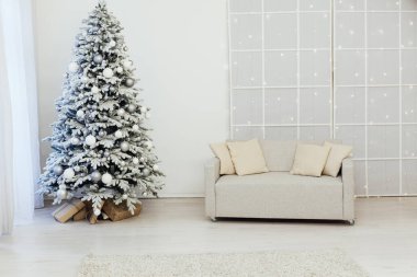 Noel tatili için dekore edilmiş oda Yılbaşı ağacı hediyeleri