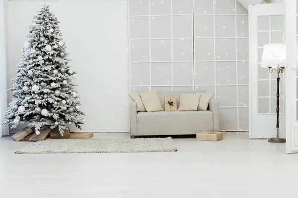 Kamer ingericht voor de kerstvakantie nieuwjaar boom geschenken — Stockfoto