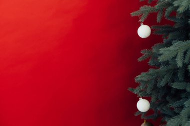 Noel ağacı çamı hediyeleri ile yeni yıl için iç dekorasyon yeri yazıtlar için.