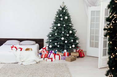Yatak odası, Noel ağacı çamı, hediyeler, yeni yıl iç dekorasyonu.