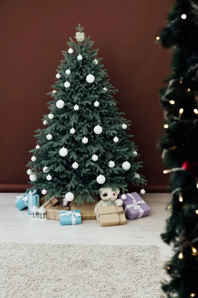 Pino árbol de Navidad con regalos año nuevo decoración interior fondo —  Fotos de Stock