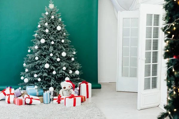 Julgran tall med gåvor nytt år inredning bakgrund — Stockfoto