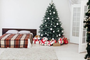 Yatak odası, Noel ağacı çamı, hediyeler, yeni yıl iç dekorasyonu.