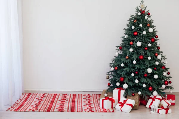 Habitación blanca pino árbol de Navidad con regalos año nuevo decoración interior —  Fotos de Stock