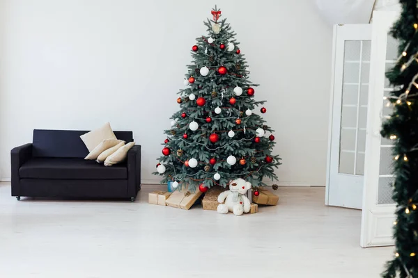 Vita rummet jul gran tall öppen spis med nyår dekoration gåvor — Stockfoto