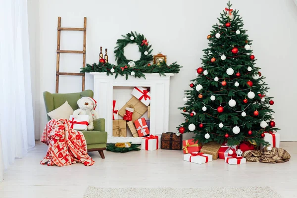 Lareira de pinho de árvore de natal de sala branca com presentes de decoração de ano novo — Fotografia de Stock