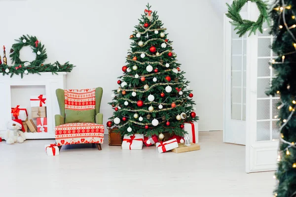 Beyaz oda Noel ağacı çamı, hediyeler, yeni yıl iç dekorasyonu. — Stok fotoğraf