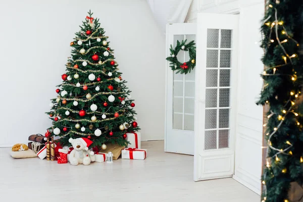 December Julgran tall med gåvor nytt år inredning — Stockfoto