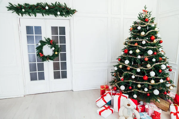 Décembre sapin de Noël pin avec cadeaux nouvelle décoration intérieure de l'année — Photo