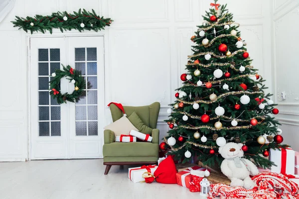 Diciembre pino árbol de Navidad con regalos año nuevo decoración interior —  Fotos de Stock
