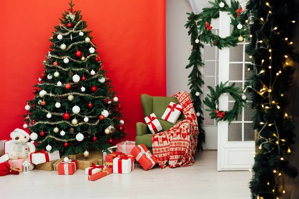 Férias pinho árvore de Natal com presentes ano novo decoração interior vermelho verde — Fotografia de Stock