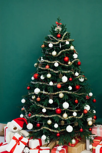 Різдвяна ялинка сосна з подарунками новорічний декор інтер'єру червоний зелений — стокове фото