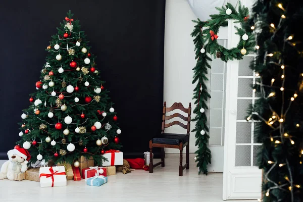 Férias pinho árvore de Natal com presentes ano novo decoração interior vermelho verde — Fotografia de Stock