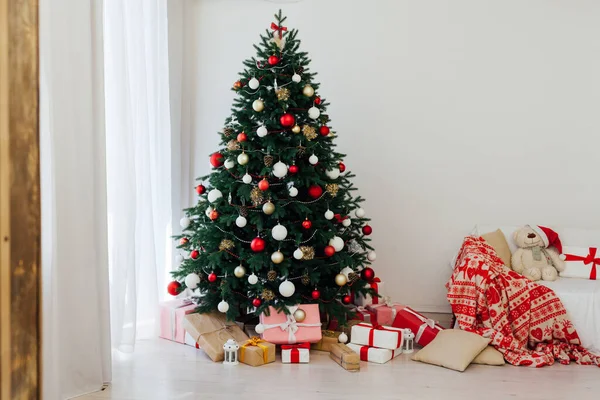 Pinho de árvore de Natal com presentes ano novo decoração de interiores — Fotografia de Stock